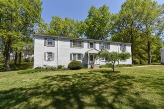 Building Photo - 1700 Roslyn Dr