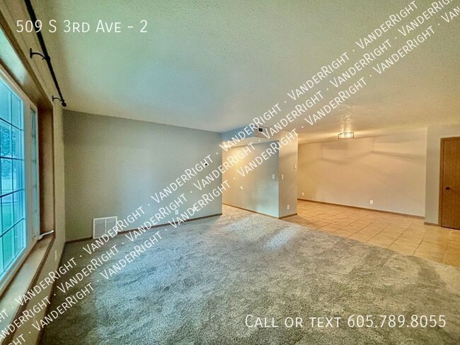 Building Photo - Updated 2 Bedroom Apartment! FREE Garage!