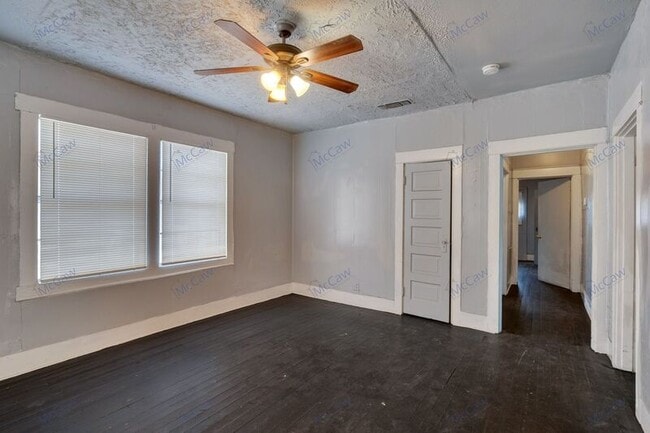 Building Photo - 1209 Gladiolus St