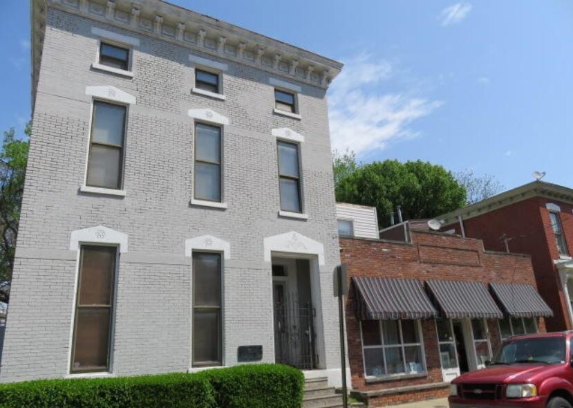 Primary Photo - 119 E Oak St