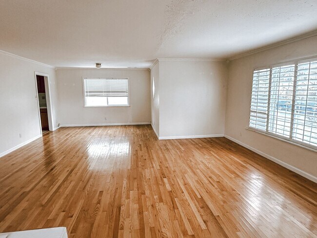 Building Photo - Renovated Home Available Now!