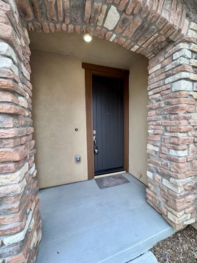 Building Photo - Welcome to Your Brand New 3 Bedroom Solar Home in the Gated Willow Springs Community of Murrieta!