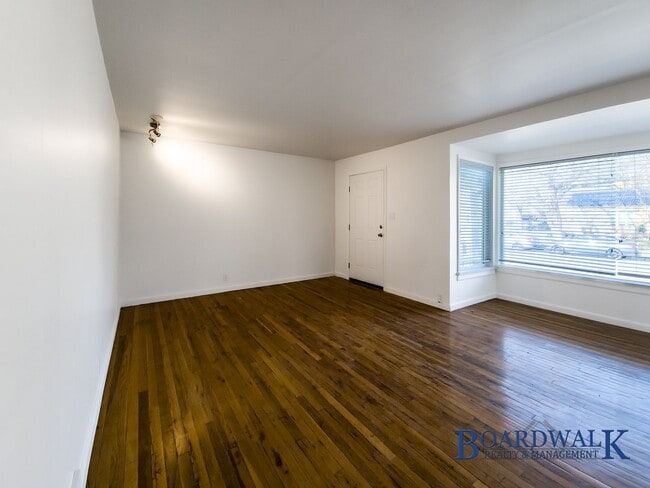 Foto del edificio - Spacious 4-Bed Home with Basement & Covered Patio