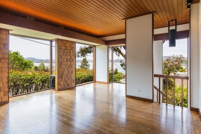 Mid Century Beauty in the Heart of the Ban... - Mid Century Beauty in the Heart of the Ban... House