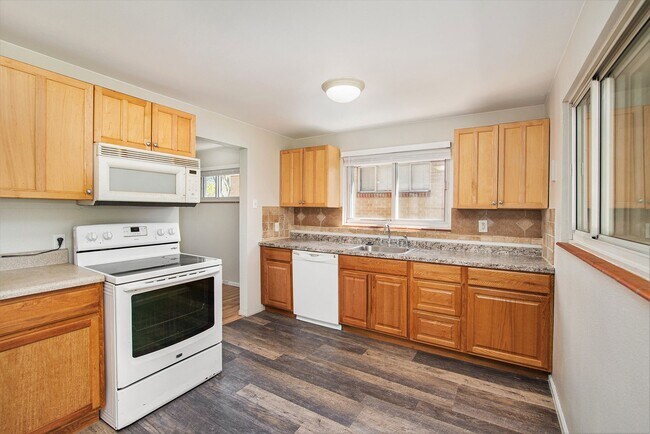 Foto del edificio - Beautifully remodelled 4 Bedroom home - Sh...