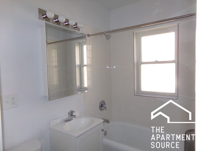 Building Photo - 6530 N Lakewood Ave