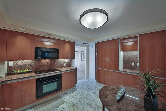 Building Photo - 2 br, 2 bath Condo - 3110 Adeline St # 117