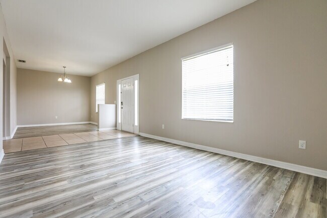 Foto del edificio - 15385 Lakeland Cir