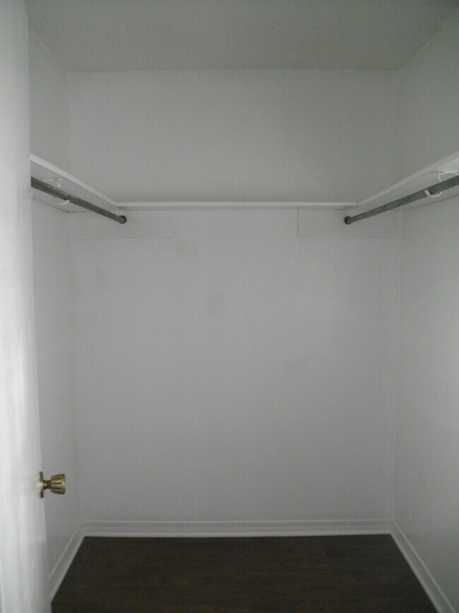 Foto del edificio - Large Townhouse One Block off Youree Drive and Southfield Road