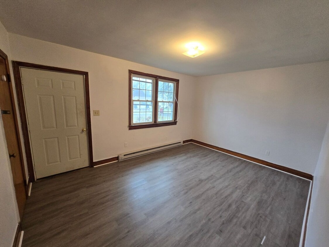 Foto del edificio - 2 BR DUPLEX Available Now in Petersburg - Off of Rt. 460 -