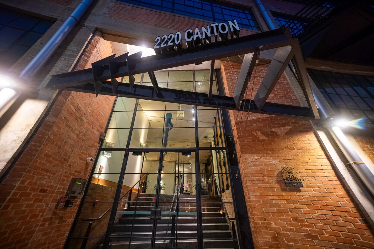 Foto principal - 2220 Canton St