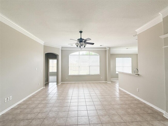 Building Photo - 10114 Willow Crossing Dr