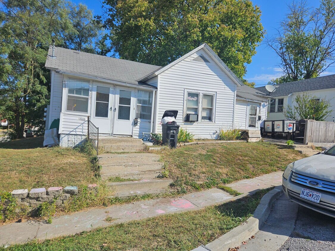 Primary Photo - 119-123 W Anderson St