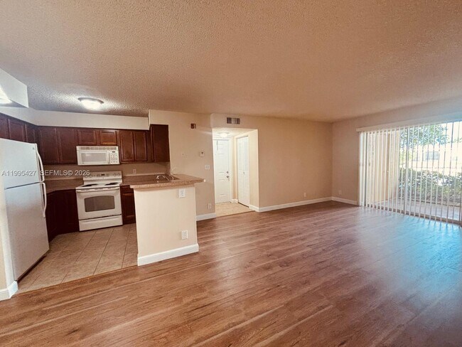 Foto del edificio - 7630 Westwood Dr