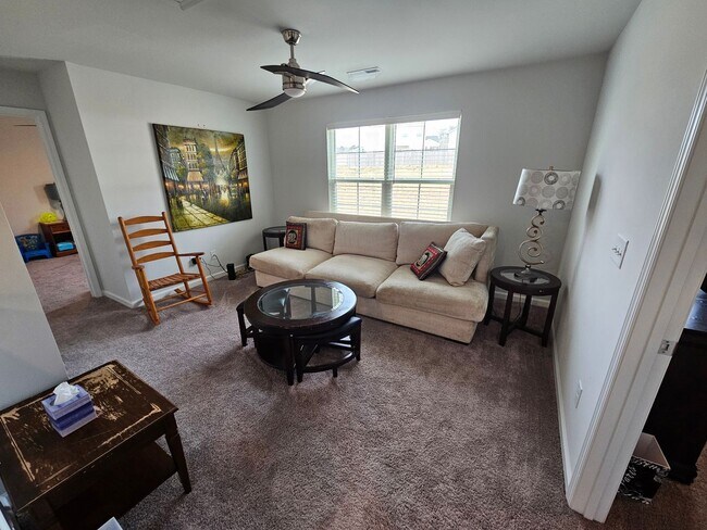 Building Photo - Spacious 5BR 2.5BA Home in Manning Crossing!
