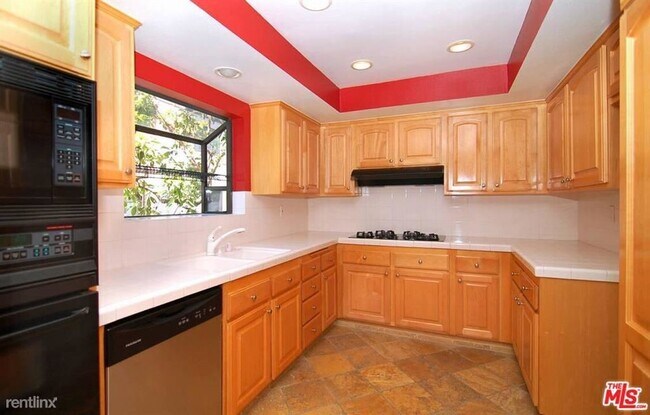 Foto del edificio - 21901 Burbank Blvd