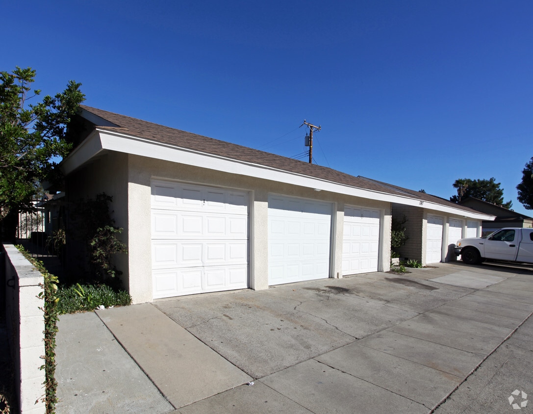 Building Photo - 1743 E Rose Ave