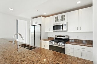 Building Photo - 1025 Maxwell Ln