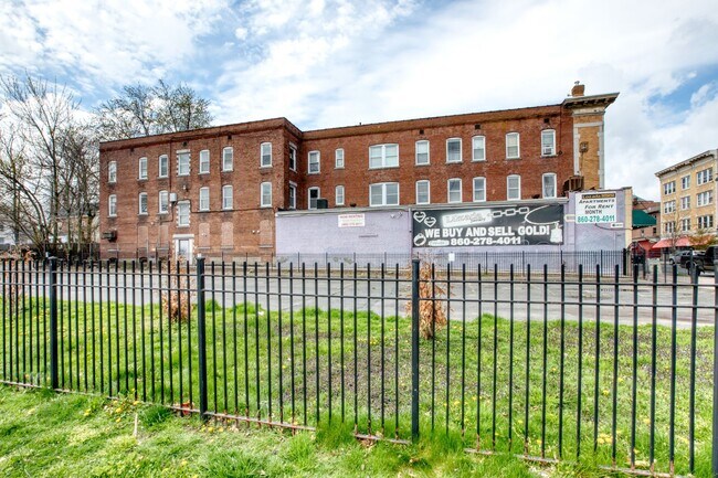 Foto del edificio - 2 bedroom 1 bath available ASAP