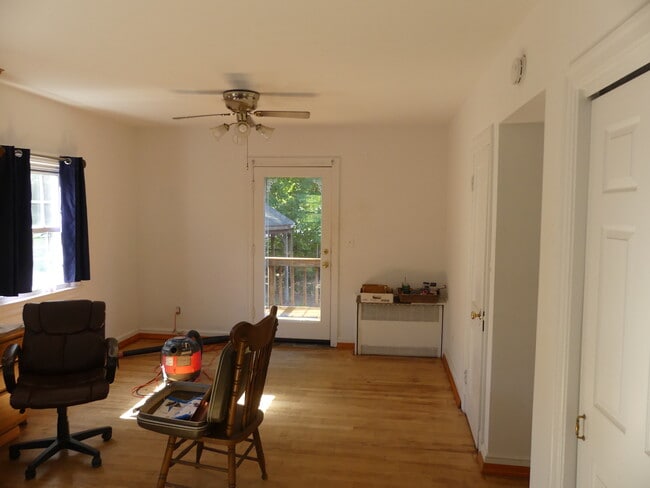 Dining - 866 N Abingdon St