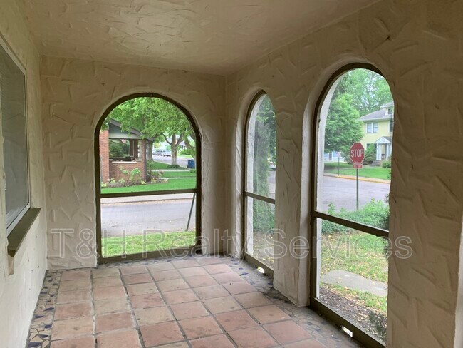 Foto del edificio - 6153 Carrollton Ave