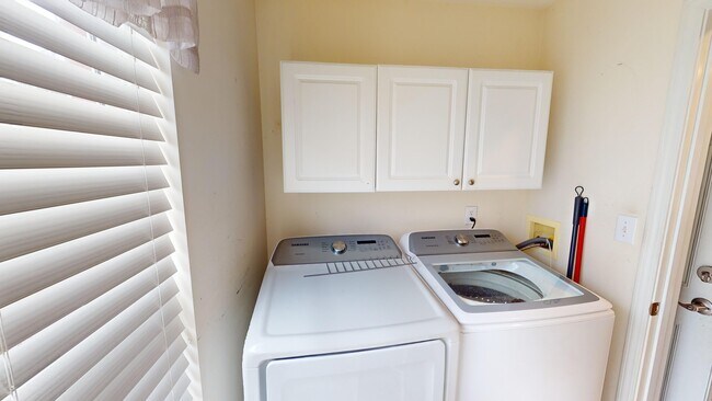 Laundry room - 13526 Forest Bend Cir