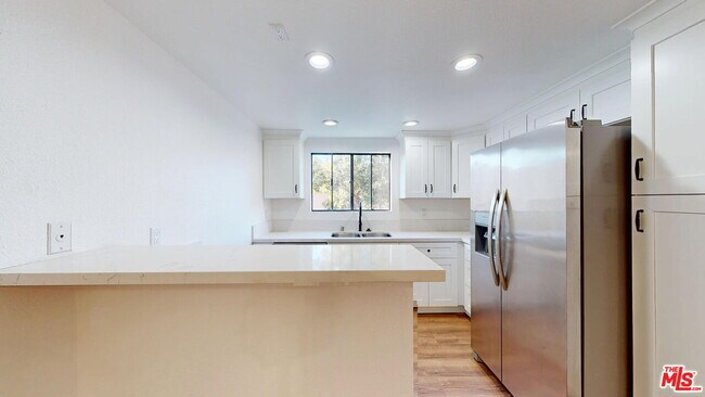 Foto del edificio - 10220 De Soto Ave