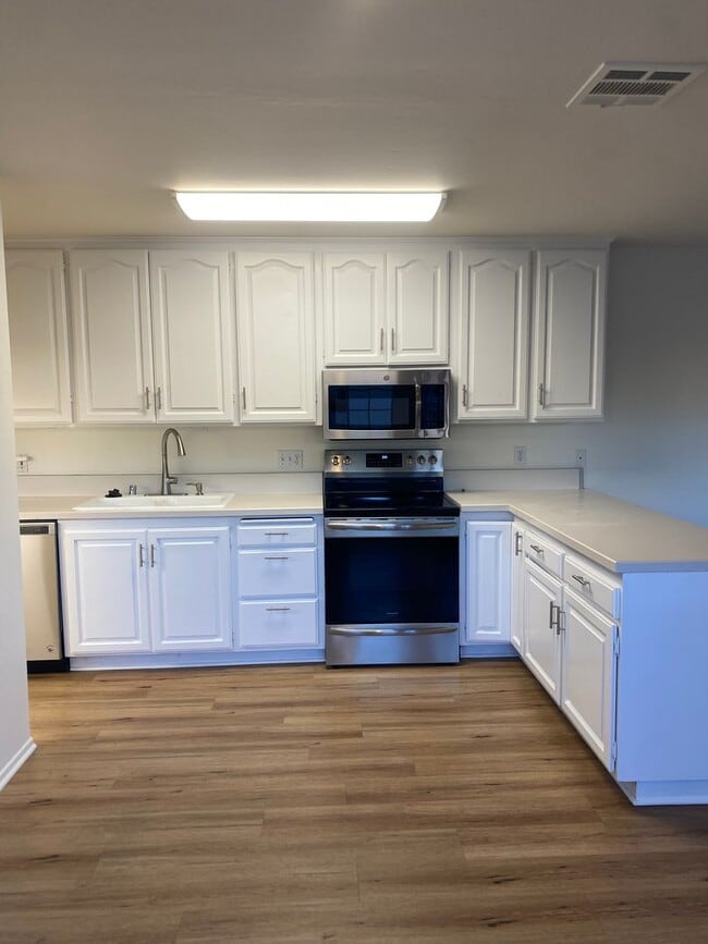 Building Photo - 407 S Signal St