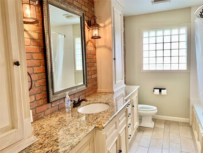 Foto del edificio - 9634 Fairdale Ln