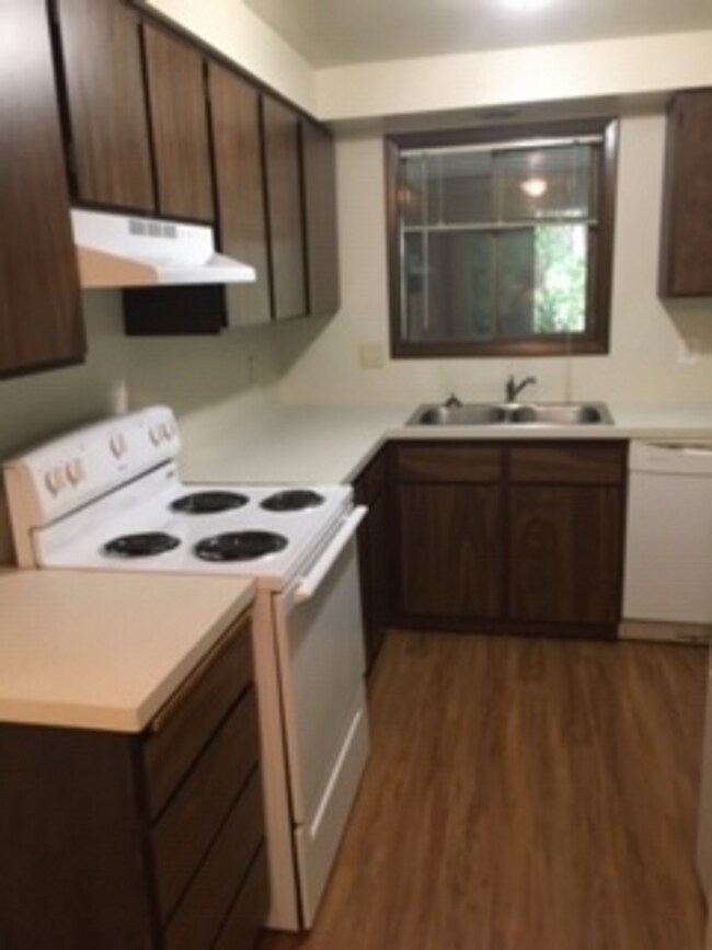 Foto del edificio - Spacious Two Bedroom, One Bathroom