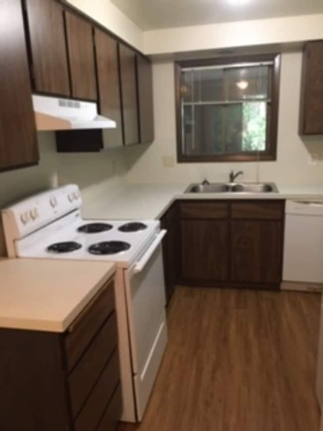 Building Photo - Spacious Two Bedroom, One Bathroom