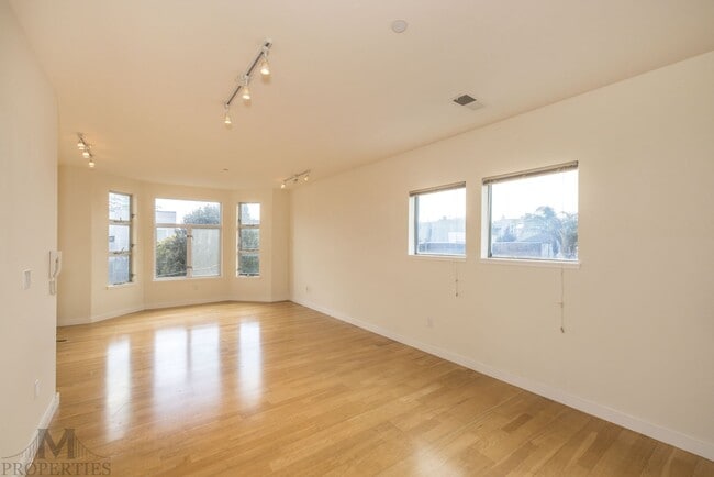 Building Photo - 3 Bed, 2 Bath - Updated Mission Condo + St...