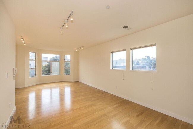 Foto del edificio - 3 Bed, 2 Bath - Updated Mission Condo + St...