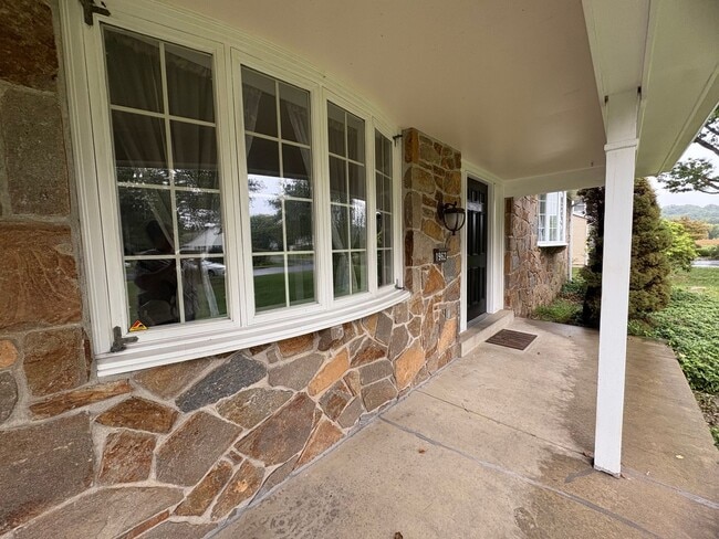 Building Photo - 4 Bedroom Single Family Home Available in ...