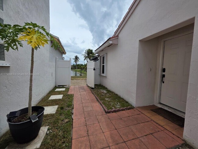 Foto del edificio - 18950 NW 22nd St