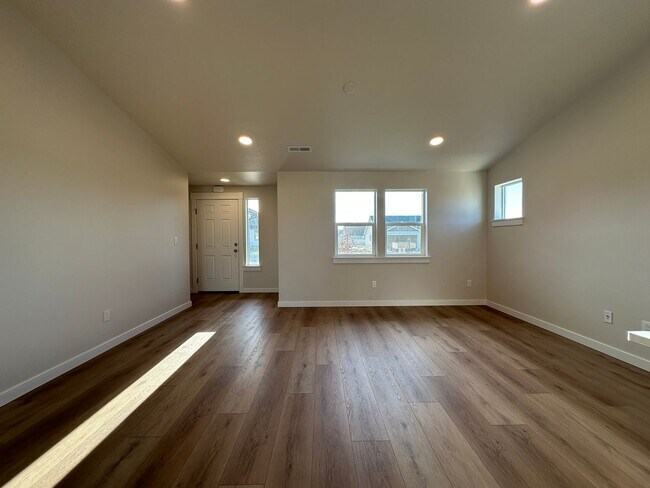 Building Photo - 3bed, 2bath 1,148sq.ft. 2car garage home i...