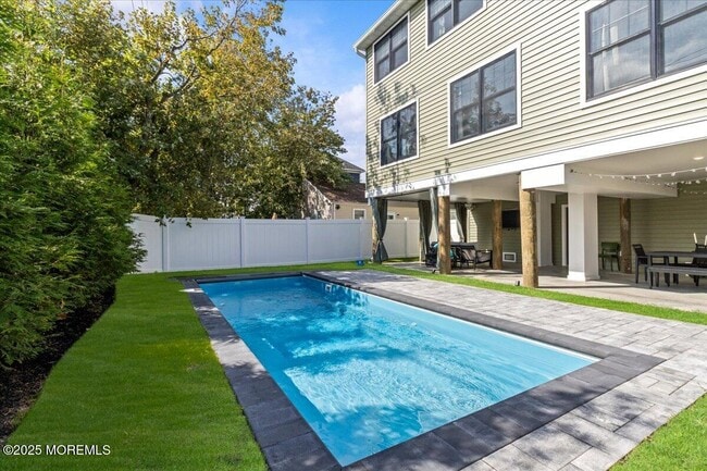 Foto del edificio - 1608 East St