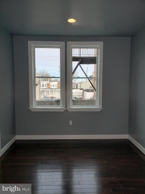 Foto del edificio - 5329 Woodland Ave
