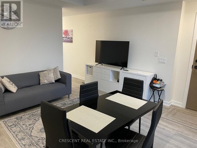 Photo du bâtiment - 2300-2300 St Clair Ave W