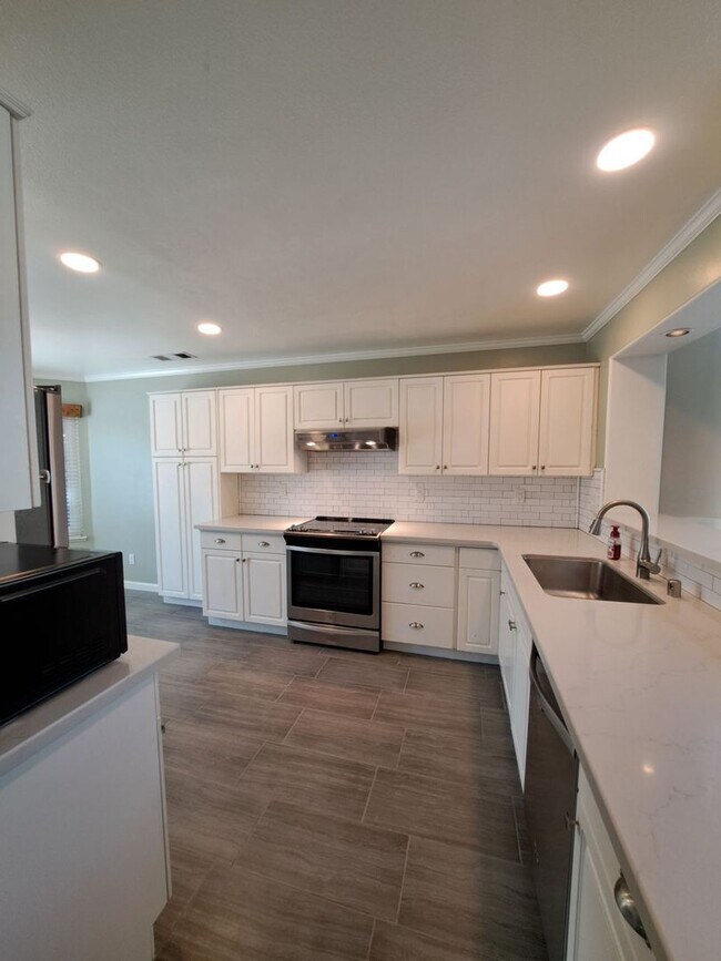 Building Photo - 3-Bedroom 2 Story Home in a Gated Communit...
