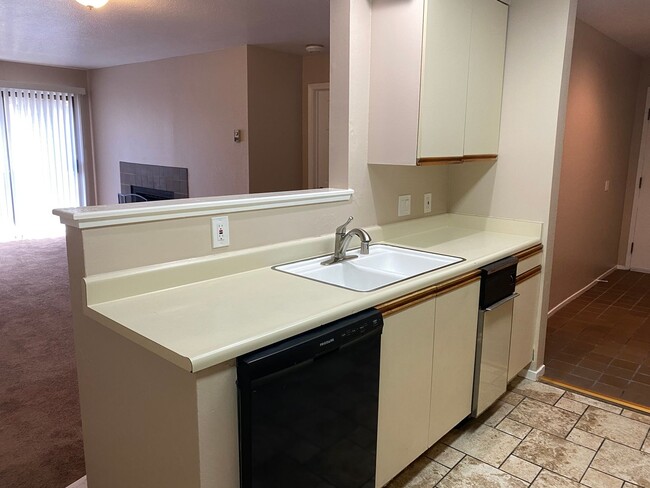 Building Photo - Updated 1 Bedroom 1.5  Baths Condo-