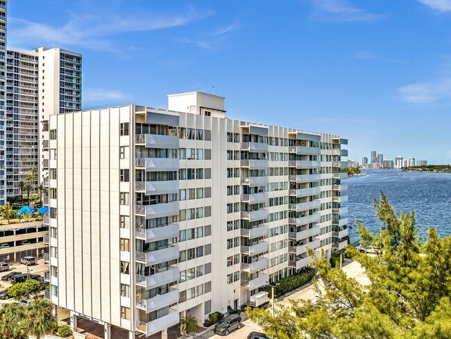 Foto del edificio - 7545 E Treasure Dr