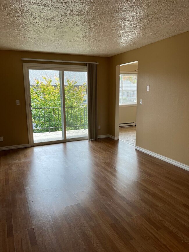 Foto del edificio - 1 Bed • 1 Bath Downstairs Unit