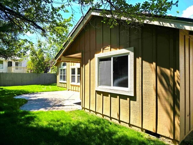 Foto del edificio - Beautifully Updated 3 Bedroom 2 Bath Updat...