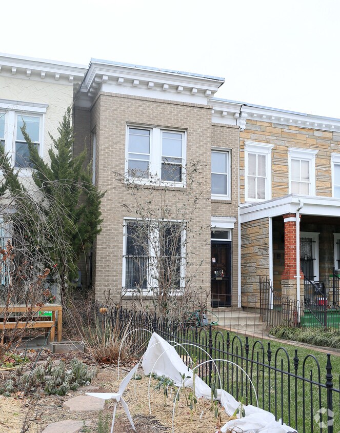 Building Photo - 1223 S NW