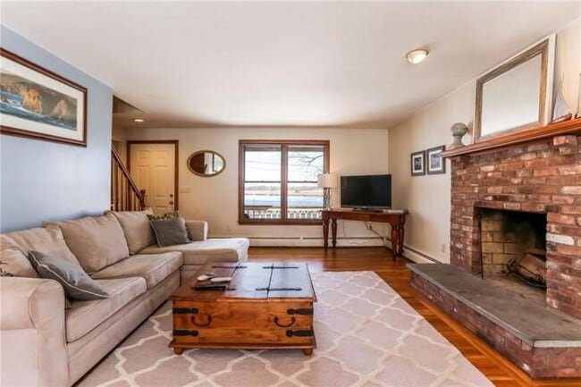 Building Photo - 3 bedroom in Barrington RI 02806