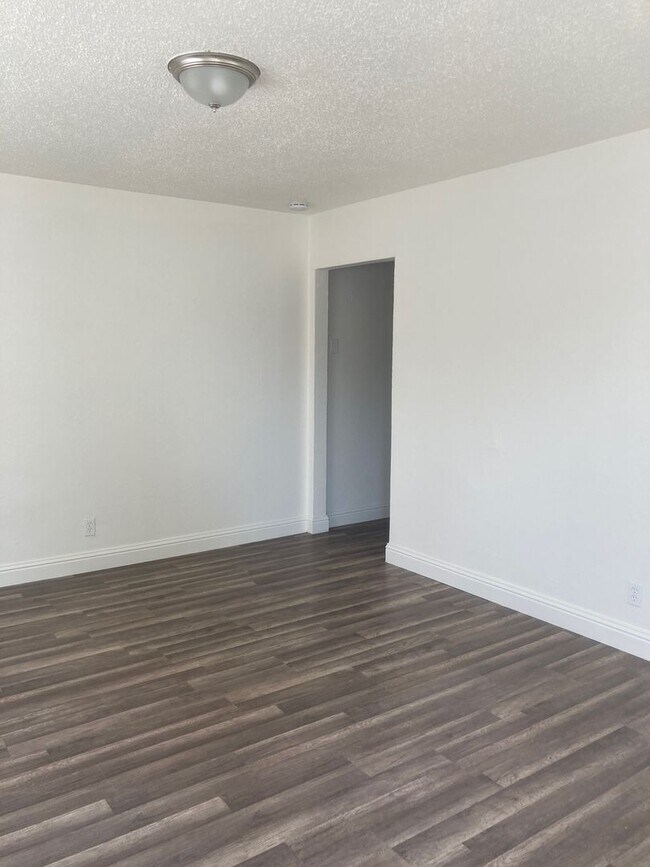 Building Photo - Updated, 2 bedroom home available now!