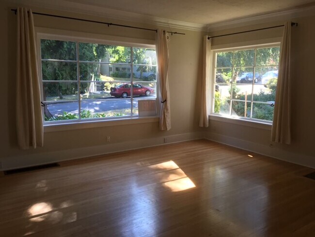Foto del edificio - Great location 3 bed 1 bath home in Queen Anne
