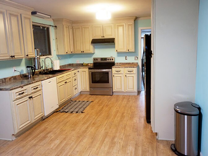 kitchen - 586 Joyce Ln