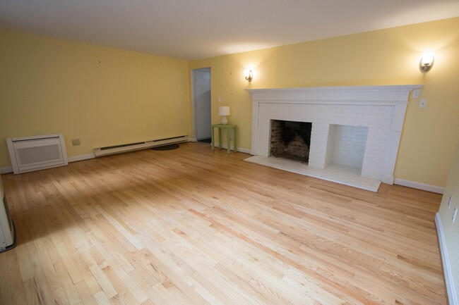Building Photo - 34 Applegate Ln